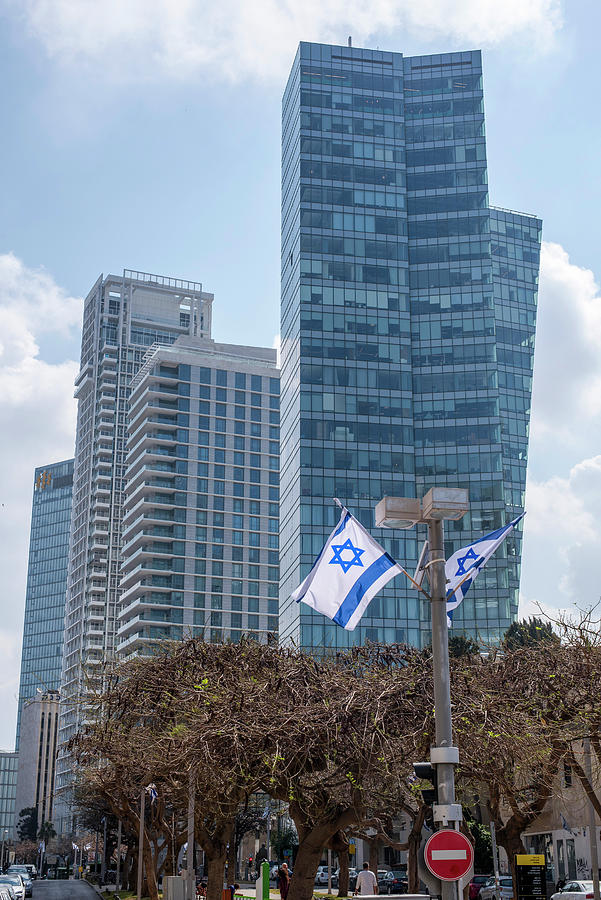 https://mdw-travel-data-us-east-1.s3.amazonaws.com/img/country/Israel/Rothschild-Boulevard/img_01.jpg
