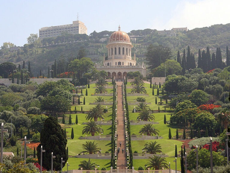 https://mdw-travel-data-us-east-1.s3.amazonaws.com/img/country/Israel/The-Bahai-Gardens/img_03.jpg
