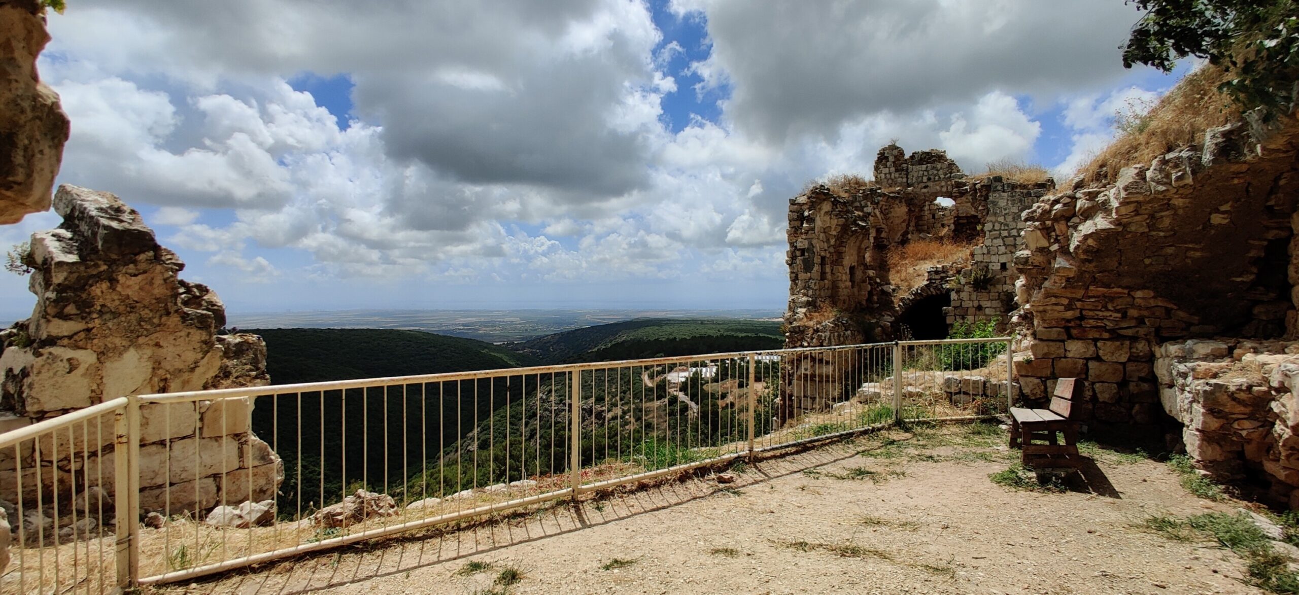 https://mdw-travel-data-us-east-1.s3.amazonaws.com/img/country/Israel/Yehiam-Fortress-National-Park/img_03.jpg