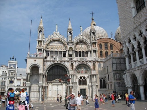 https://mdw-travel-data-us-east-1.s3.amazonaws.com/img/country/Italy/Accademia-Gallery/img_03.jpg