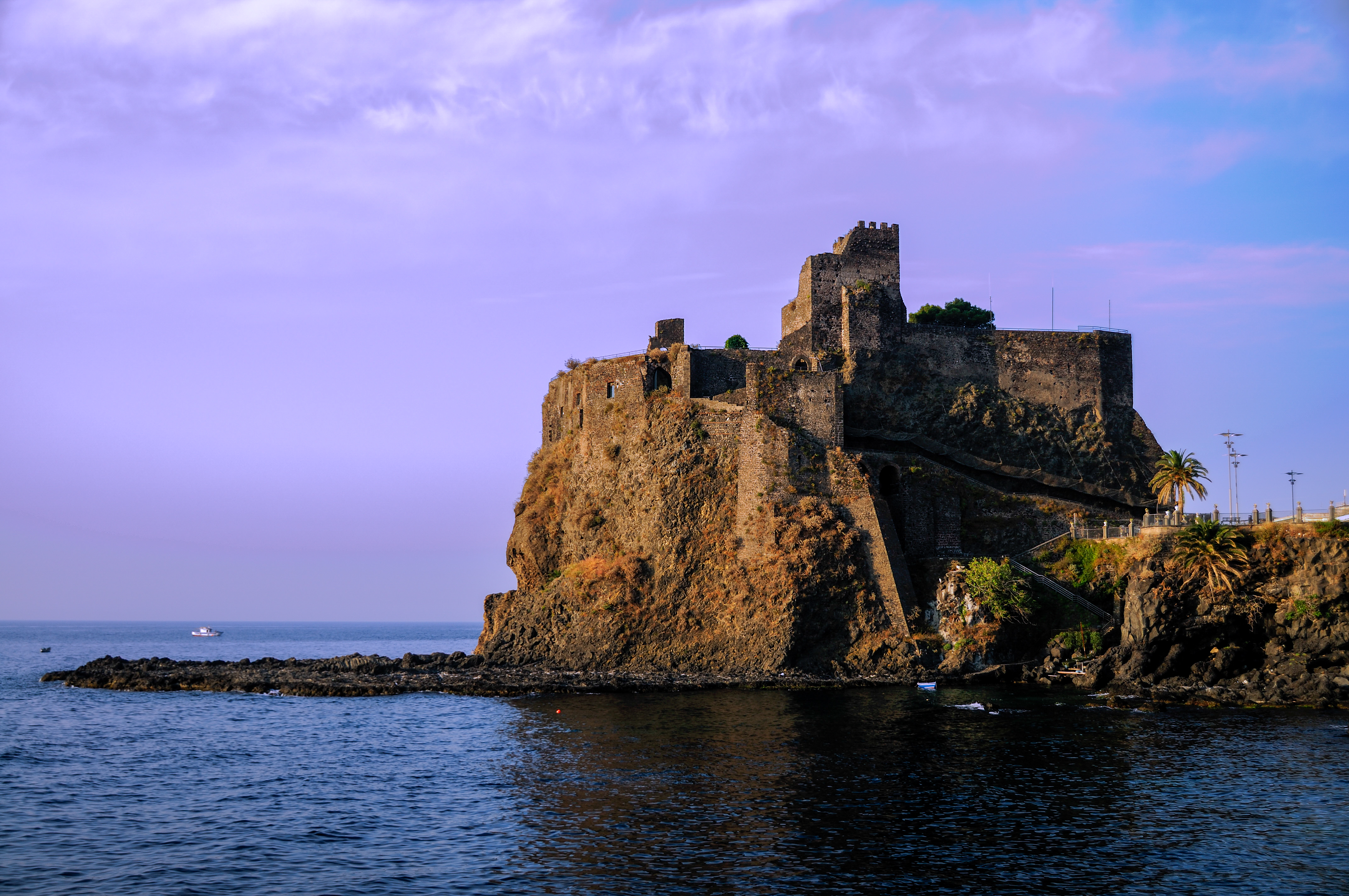 https://mdw-travel-data-us-east-1.s3.amazonaws.com/img/country/Italy/Aci-Castello/img_01.jpg