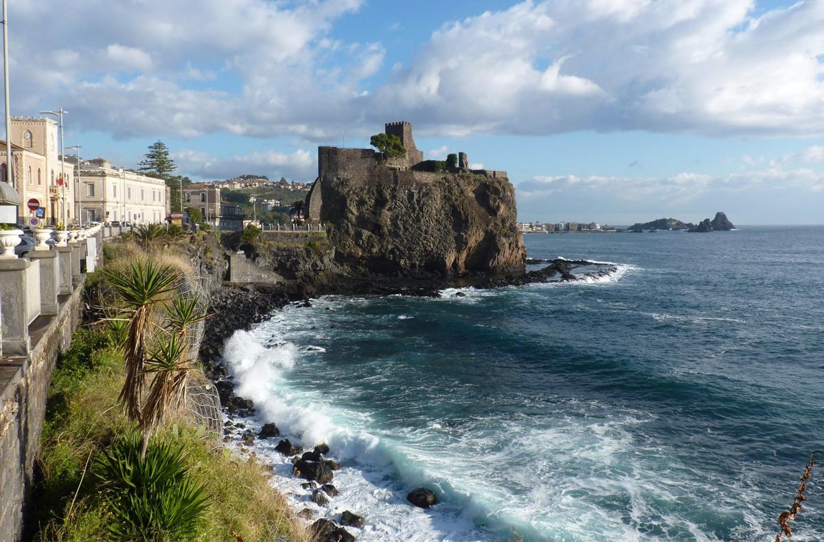 https://mdw-travel-data-us-east-1.s3.amazonaws.com/img/country/Italy/Aci-Castello/img_02.jpg