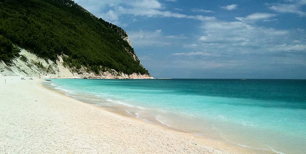 https://mdw-travel-data-us-east-1.s3.amazonaws.com/img/country/Italy/Adriatic-Sea-Beaches/img_03.jpg