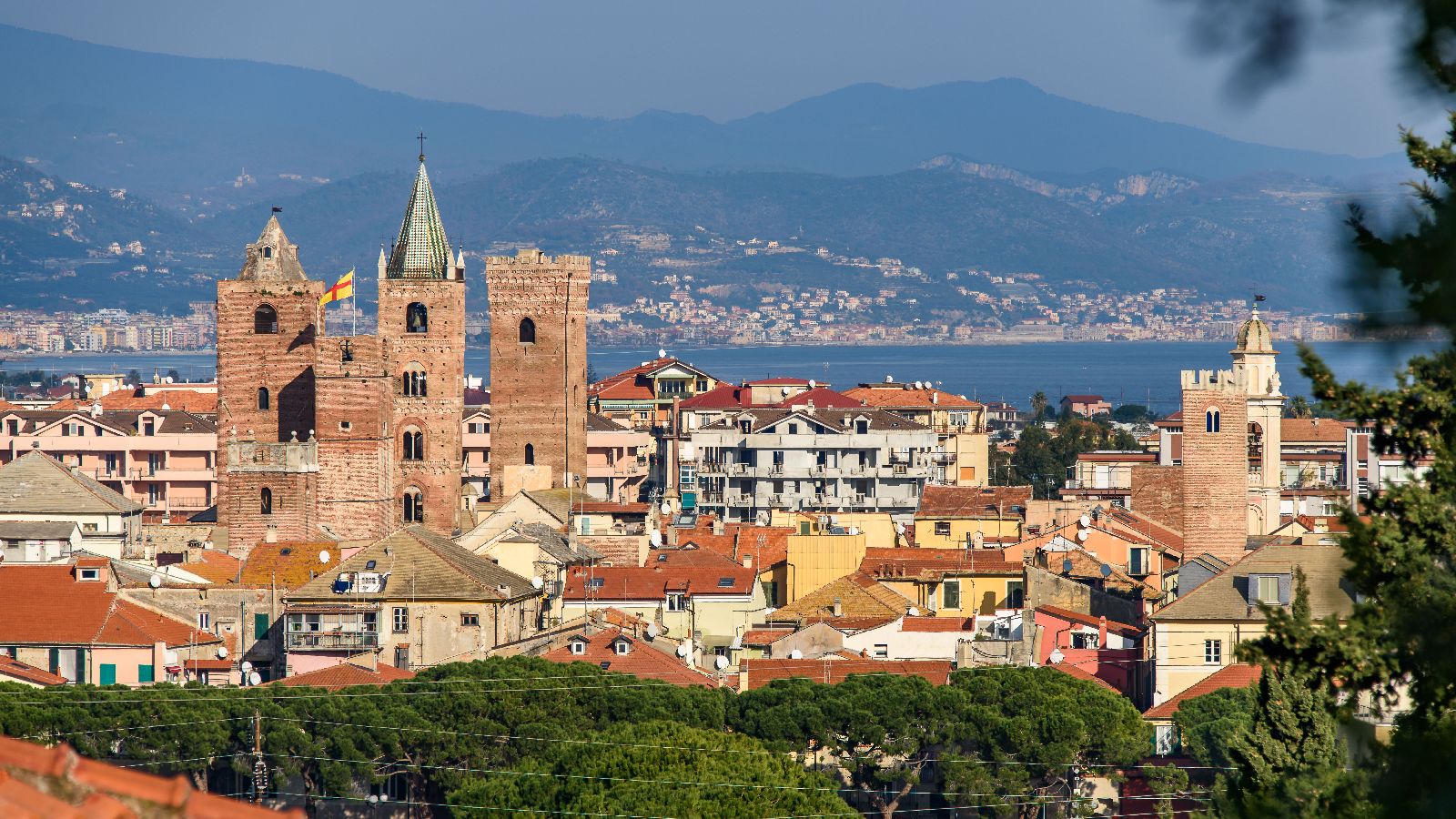 https://mdw-travel-data-us-east-1.s3.amazonaws.com/img/country/Italy/Albenga/img_01.jpg