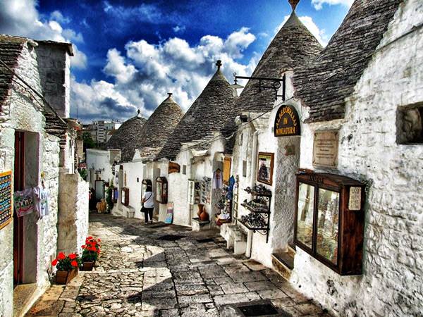 https://mdw-travel-data-us-east-1.s3.amazonaws.com/img/country/Italy/Alberobello/img_00.jpg