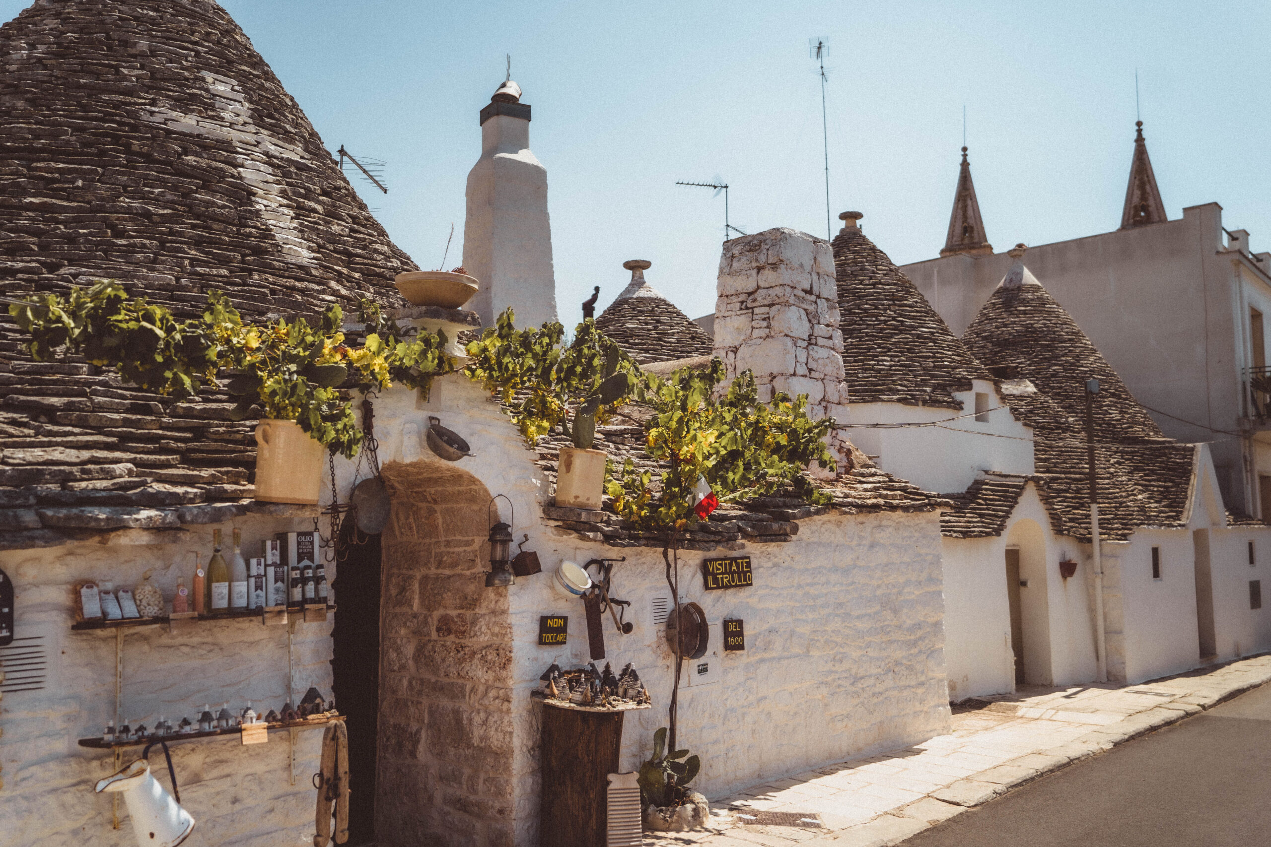 https://mdw-travel-data-us-east-1.s3.amazonaws.com/img/country/Italy/Alberobello/img_02.jpg