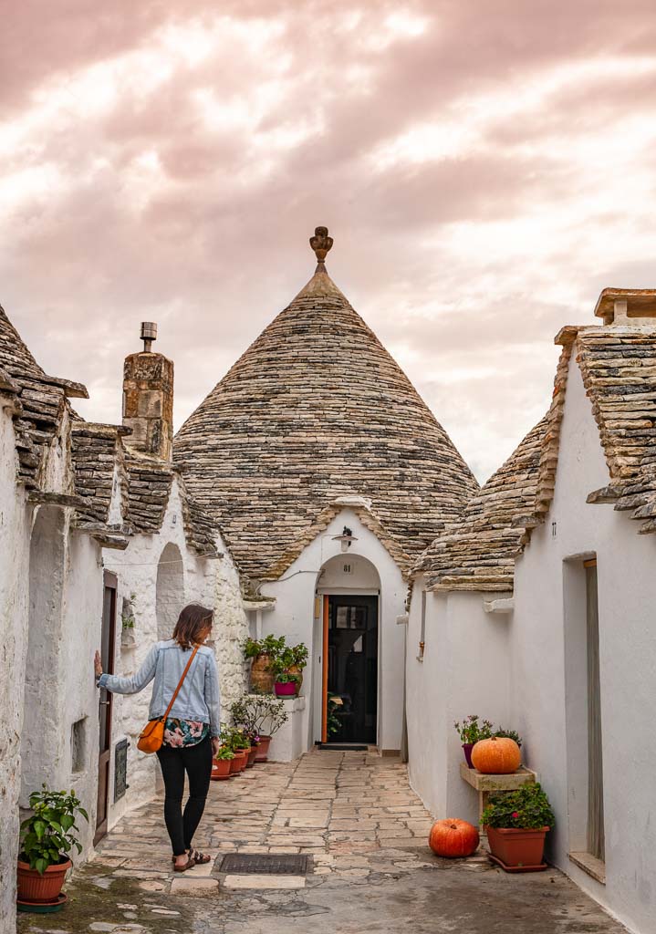 https://mdw-travel-data-us-east-1.s3.amazonaws.com/img/country/Italy/Alberobello/img_03.jpg