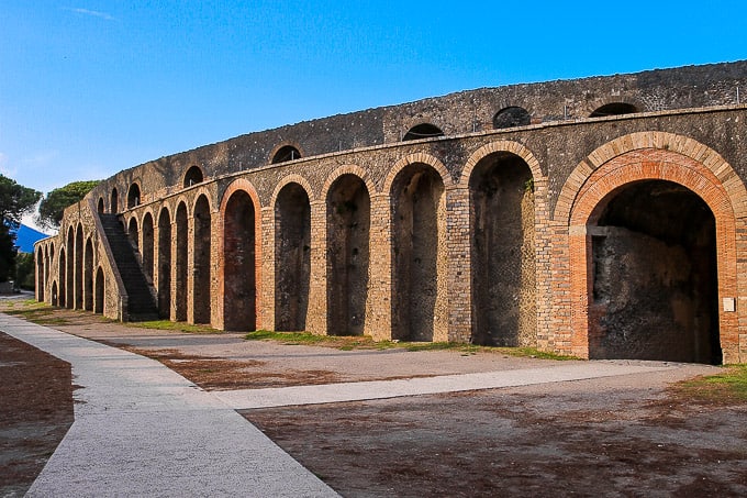 https://mdw-travel-data-us-east-1.s3.amazonaws.com/img/country/Italy/Amphitheatre-of-Pompeii/img_02.jpg