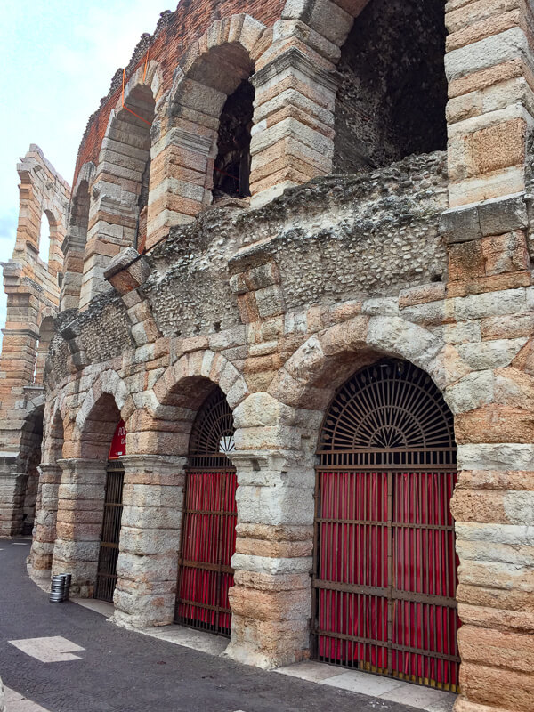 https://mdw-travel-data-us-east-1.s3.amazonaws.com/img/country/Italy/Arena-di-Verona/img_01.jpg