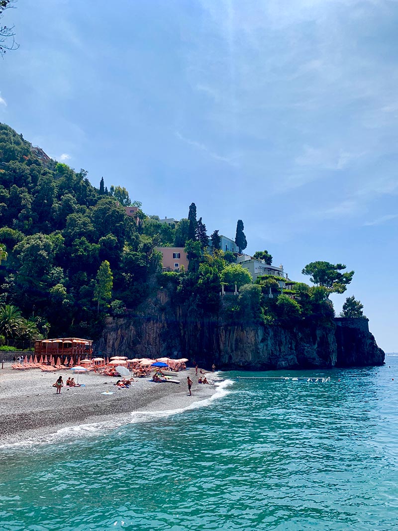 https://mdw-travel-data-us-east-1.s3.amazonaws.com/img/country/Italy/Arienzo-Beach/img_02.jpg