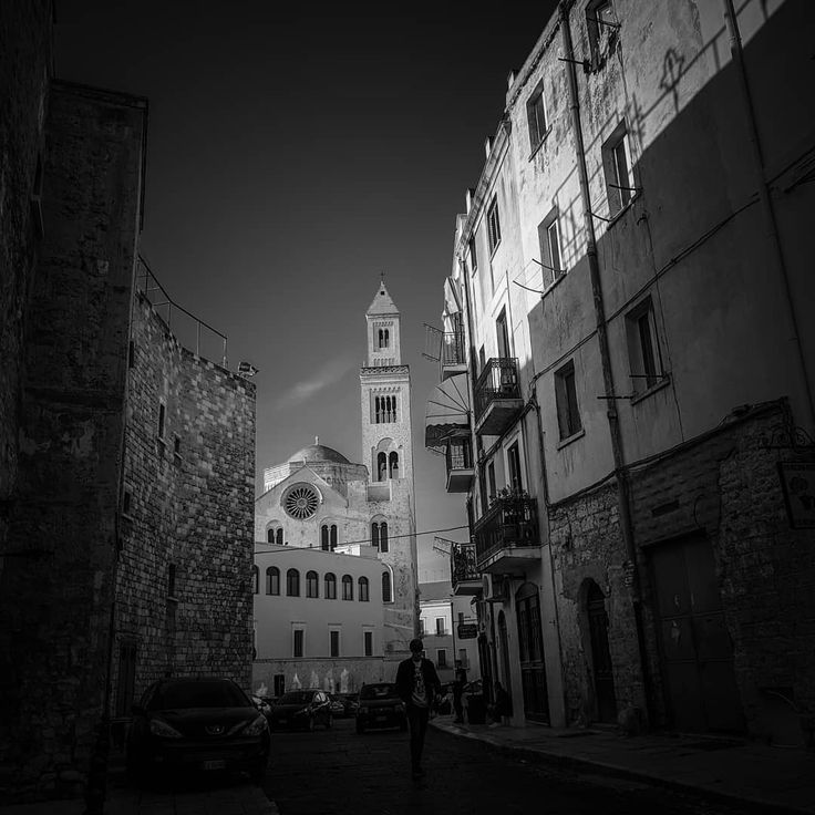 https://mdw-travel-data-us-east-1.s3.amazonaws.com/img/country/Italy/Barivecchia/img_01.jpg