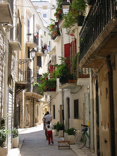https://mdw-travel-data-us-east-1.s3.amazonaws.com/img/country/Italy/Barivecchia/img_02.jpg