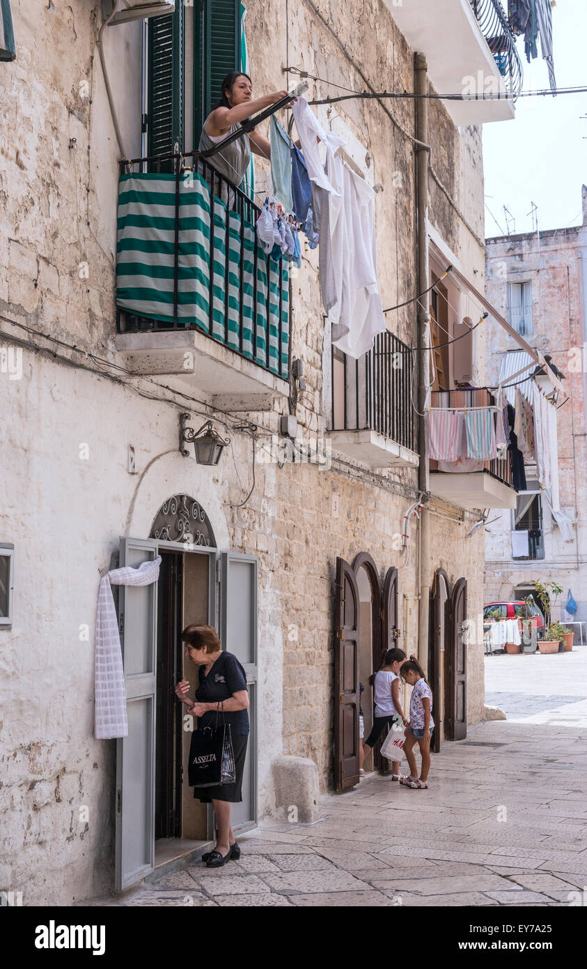 https://mdw-travel-data-us-east-1.s3.amazonaws.com/img/country/Italy/Barivecchia/img_03.jpg