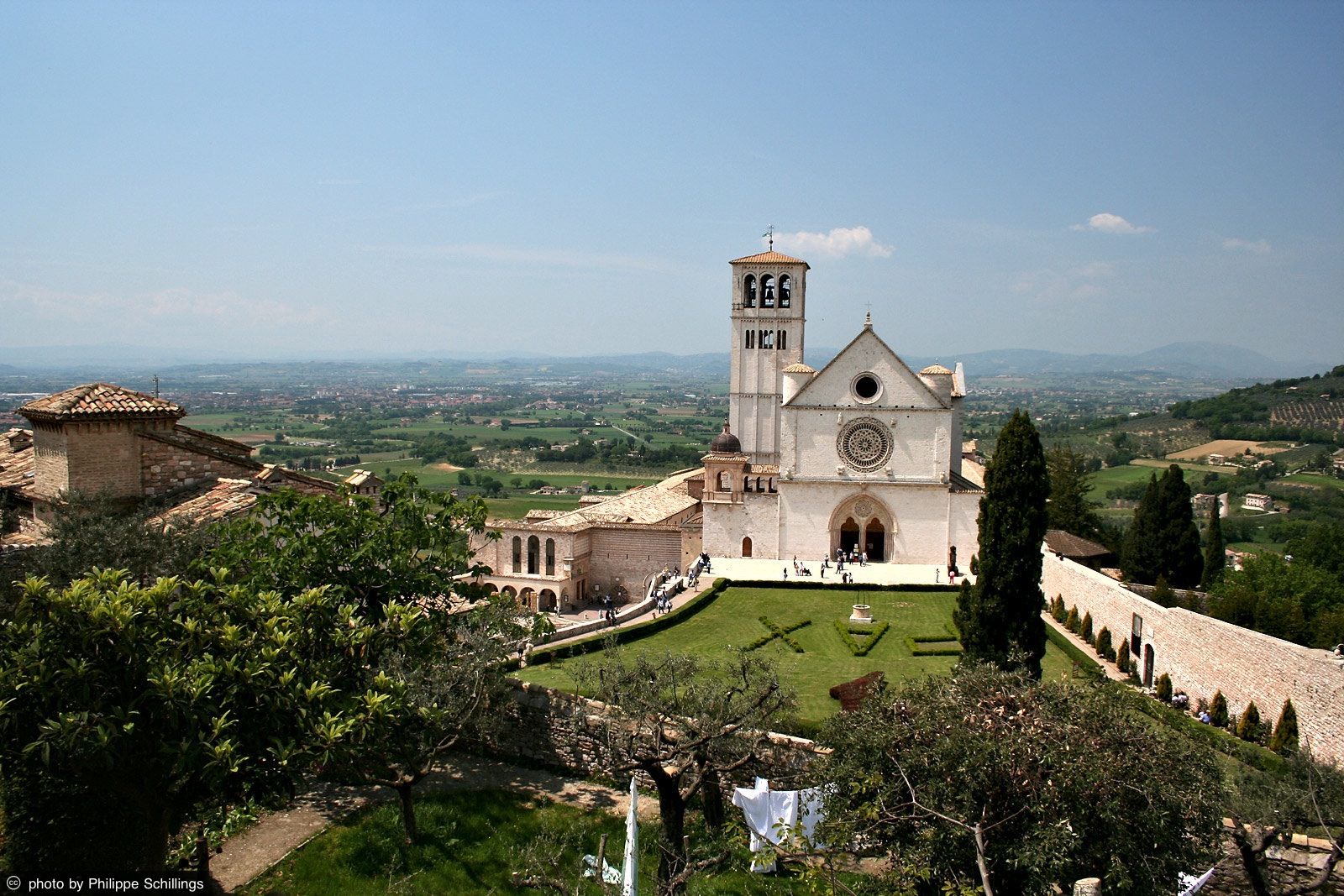 https://mdw-travel-data-us-east-1.s3.amazonaws.com/img/country/Italy/Basilica-di-San-Rufino/img_01.jpg