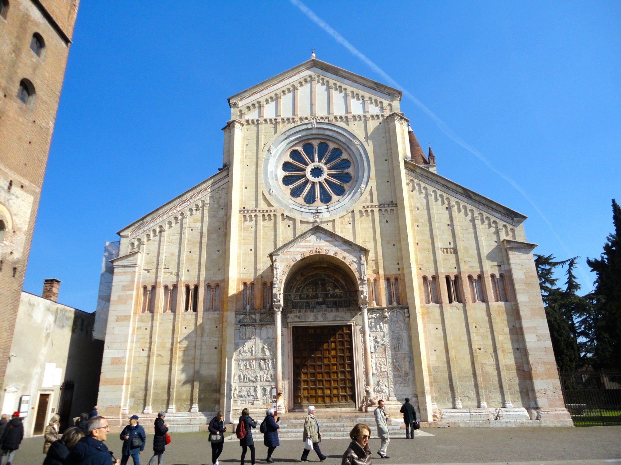 https://mdw-travel-data-us-east-1.s3.amazonaws.com/img/country/Italy/Basilica-di-San-Zeno-Maggiore/img_02.jpg