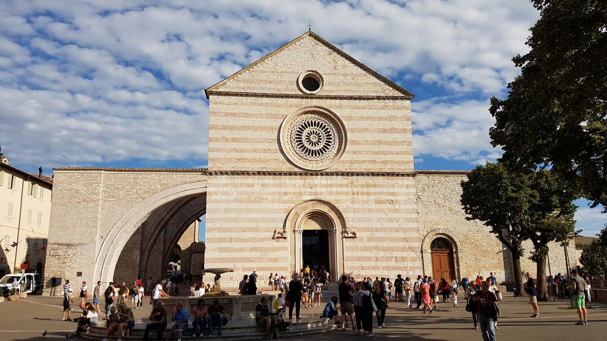 https://mdw-travel-data-us-east-1.s3.amazonaws.com/img/country/Italy/Basilica-di-Santa-Chiara/img_02.jpg