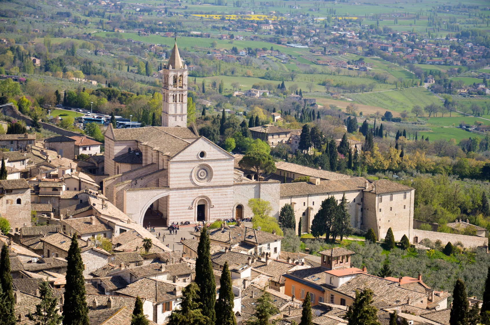 https://mdw-travel-data-us-east-1.s3.amazonaws.com/img/country/Italy/Basilica-di-Santa-Chiara/img_03.jpg