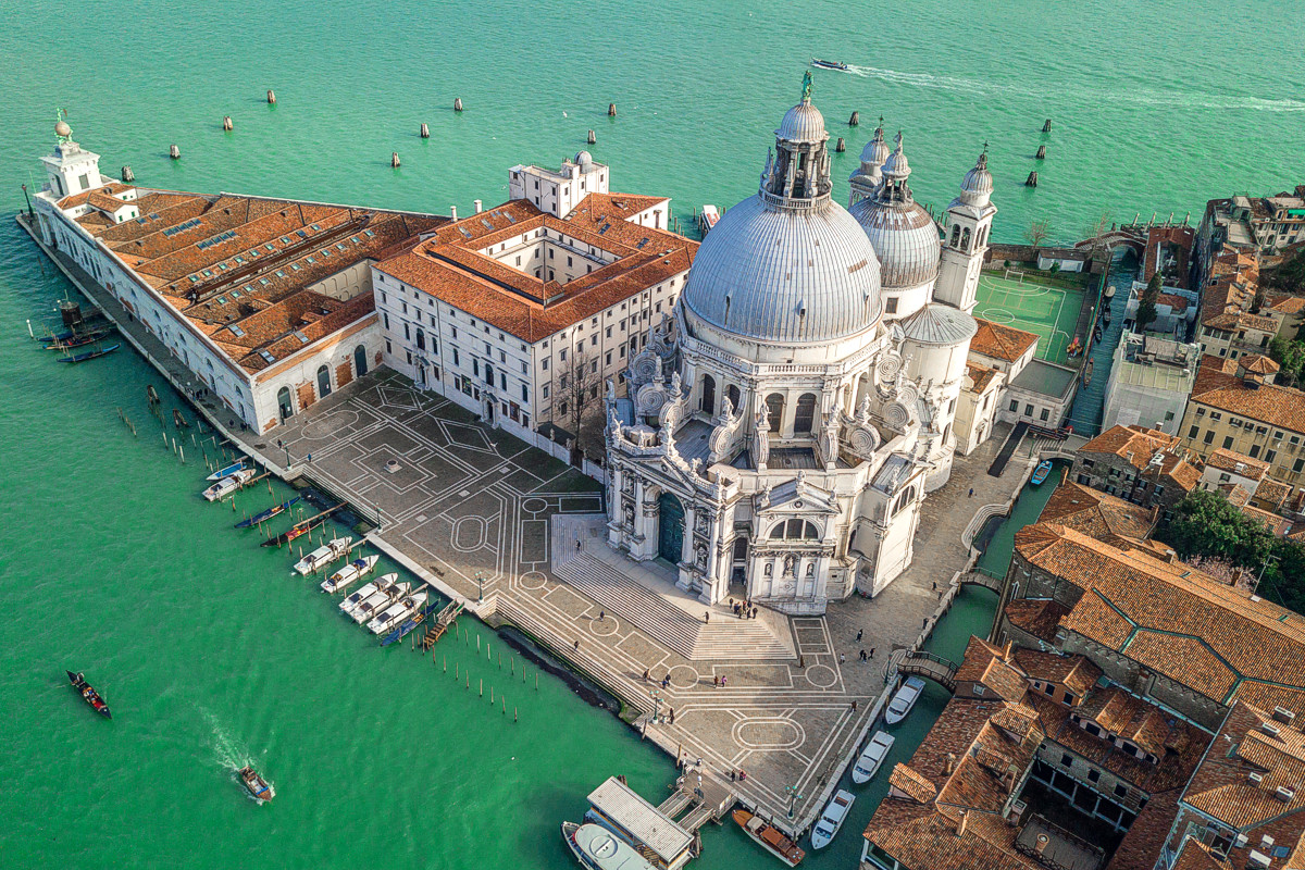 https://mdw-travel-data-us-east-1.s3.amazonaws.com/img/country/Italy/Basilica-di-Santa-Maria-della-Salute/img_03.jpg