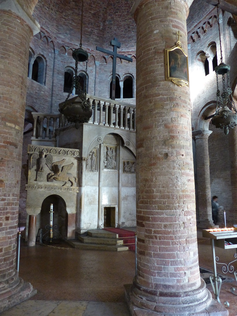 https://mdw-travel-data-us-east-1.s3.amazonaws.com/img/country/Italy/Basilica-di-Santo-Stefano/img_01.jpg