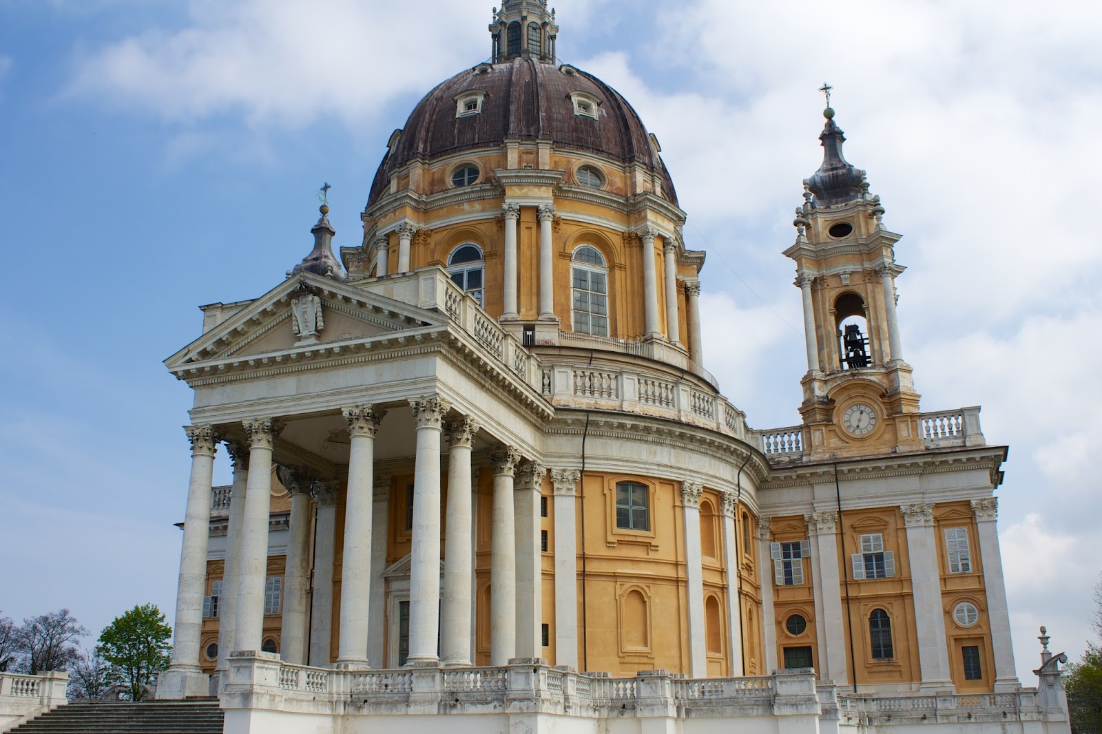 https://mdw-travel-data-us-east-1.s3.amazonaws.com/img/country/Italy/Basilica-di-Superga/img_04.jpg
