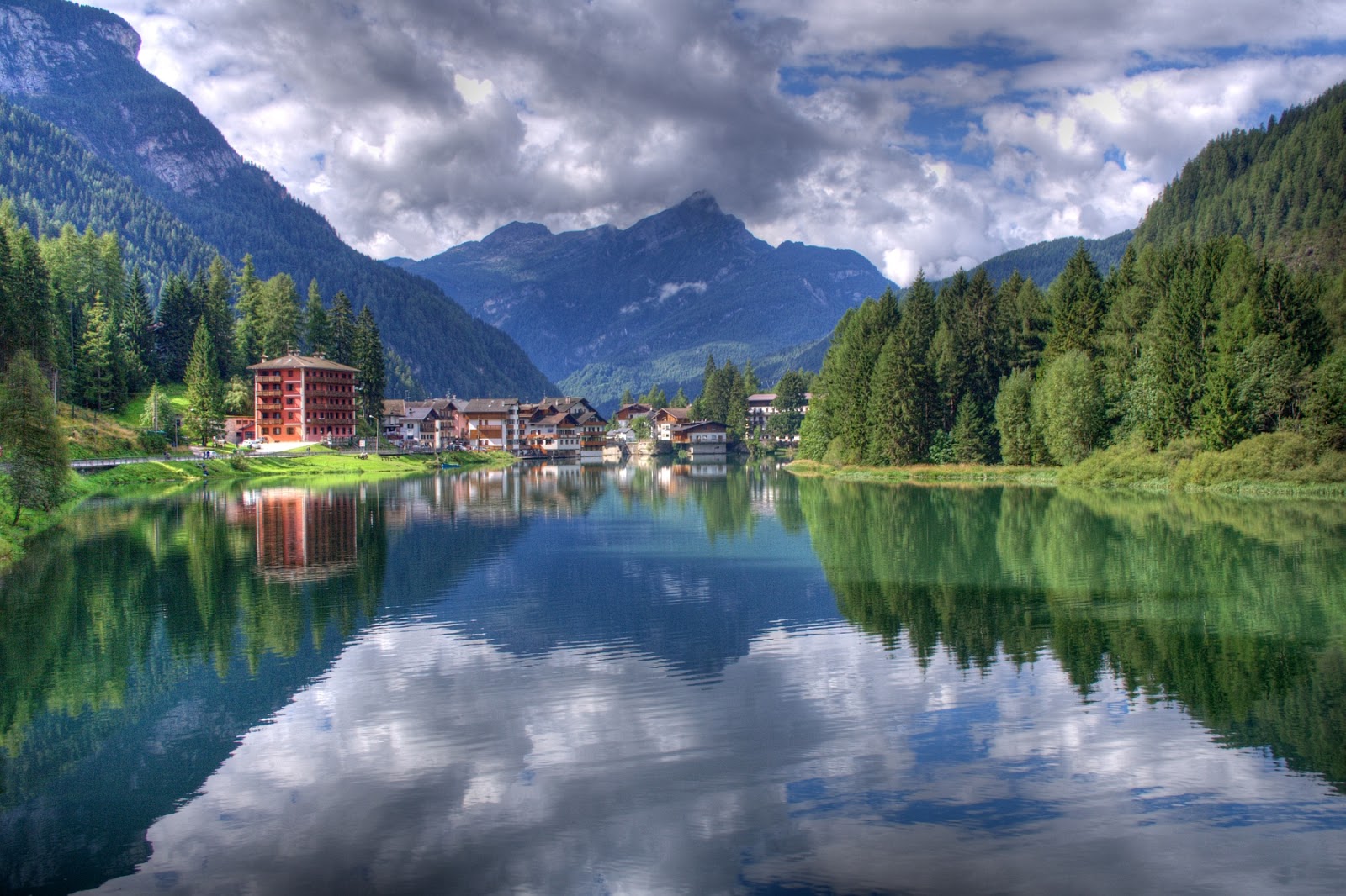 https://mdw-travel-data-us-east-1.s3.amazonaws.com/img/country/Italy/Belluno/img_01.jpg