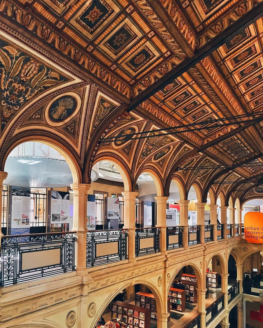 https://mdw-travel-data-us-east-1.s3.amazonaws.com/img/country/Italy/Biblioteca-Sala-Borsa/img_02.jpg