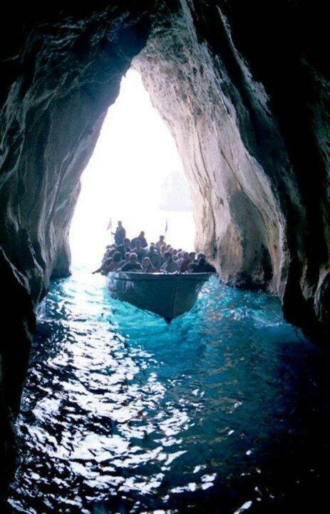 https://mdw-travel-data-us-east-1.s3.amazonaws.com/img/country/Italy/Blue-Grotto/img_01.jpg