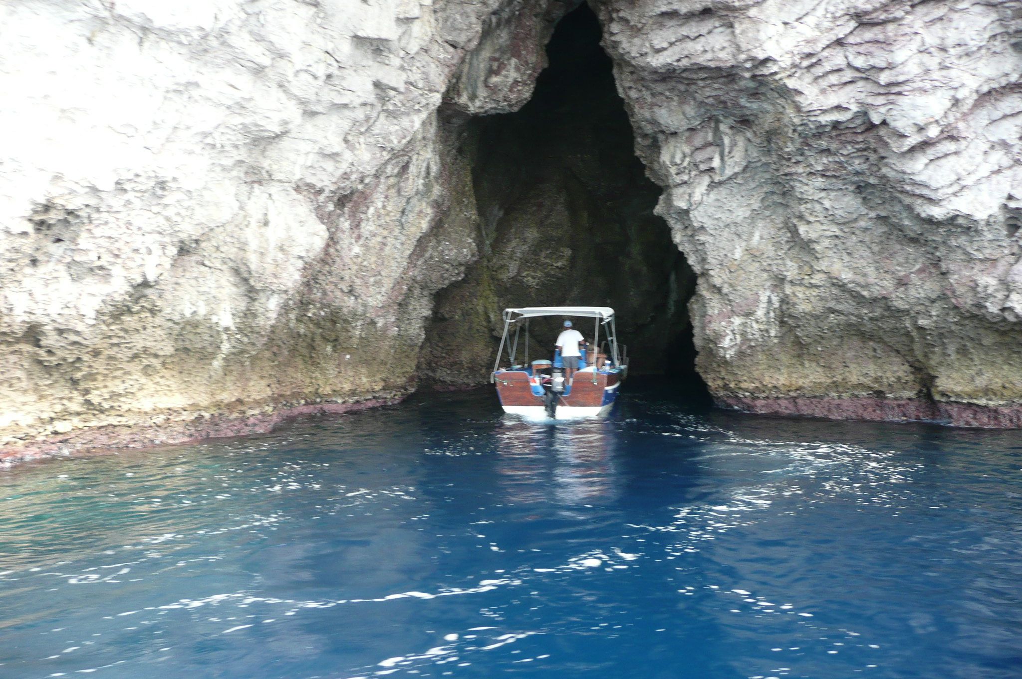 https://mdw-travel-data-us-east-1.s3.amazonaws.com/img/country/Italy/Blue-Grotto/img_03.jpg