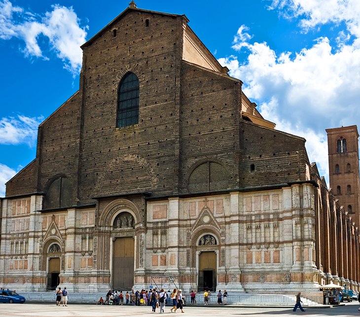 https://mdw-travel-data-us-east-1.s3.amazonaws.com/img/country/Italy/Bologna-Cathedral/img_02.jpg