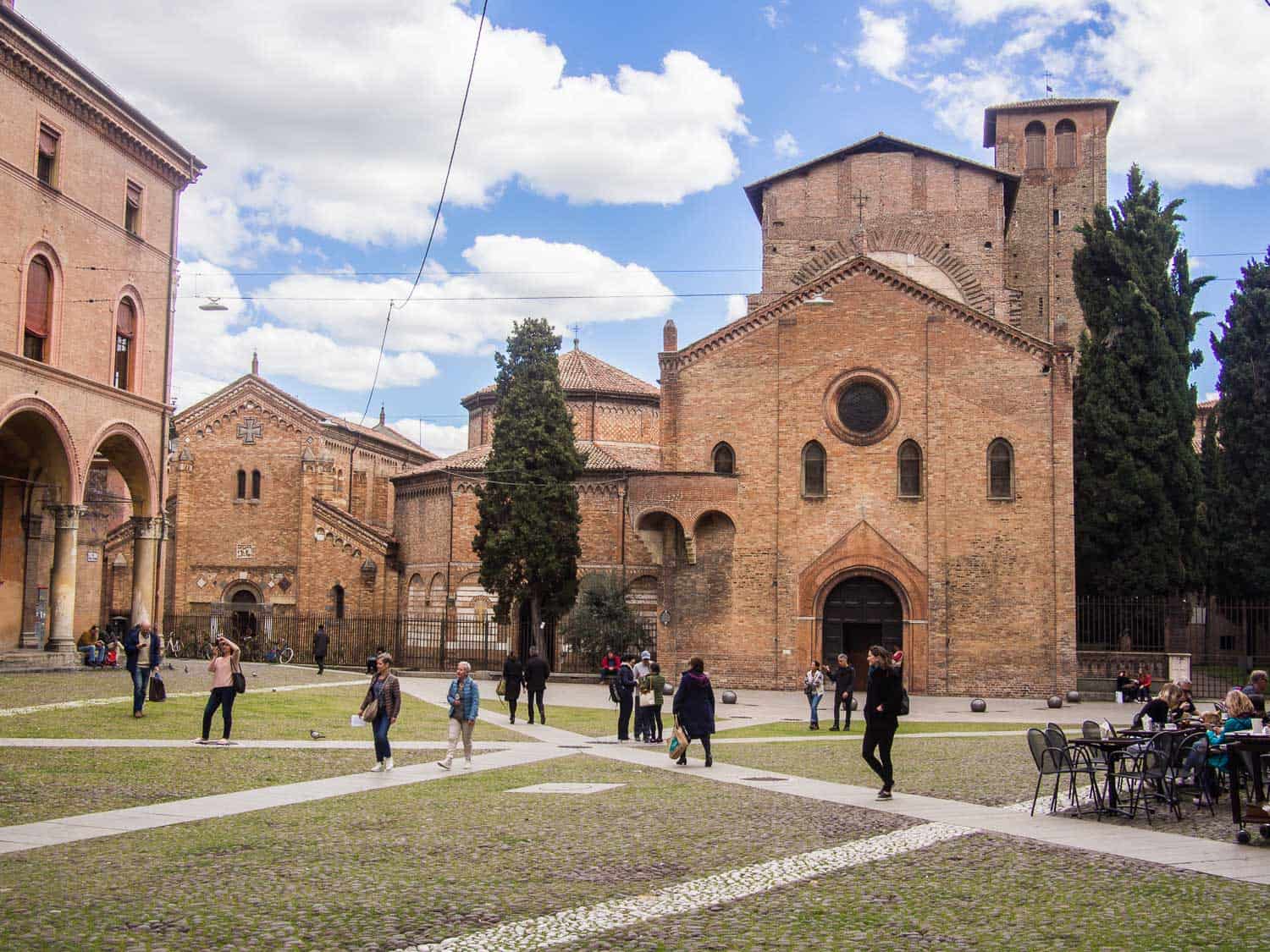 https://mdw-travel-data-us-east-1.s3.amazonaws.com/img/country/Italy/Bologna-Cathedral/img_03.jpg