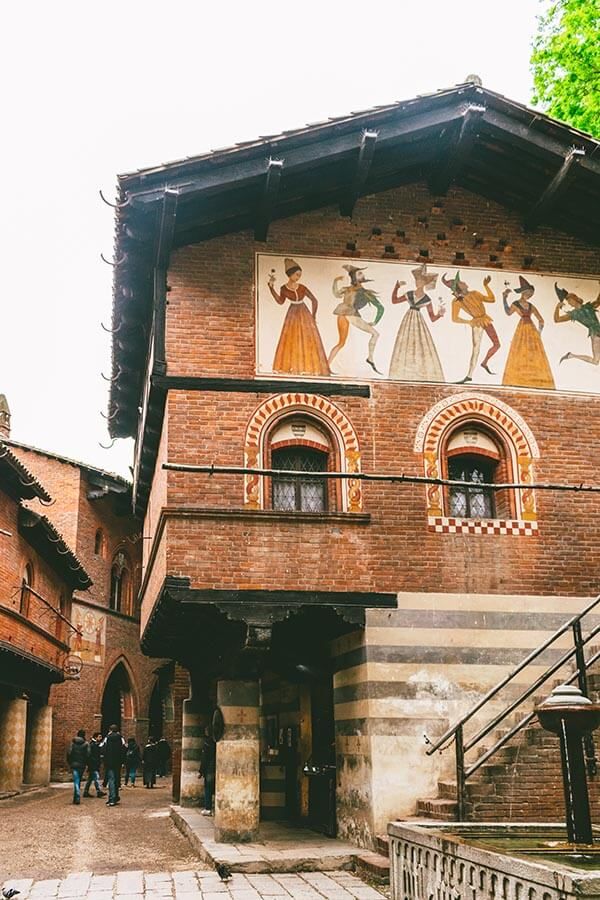 https://mdw-travel-data-us-east-1.s3.amazonaws.com/img/country/Italy/Borgo-Medievale/img_02.jpg