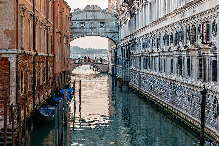 https://mdw-travel-data-us-east-1.s3.amazonaws.com/img/country/Italy/Bridge-of-Sighs/img_01.jpg
