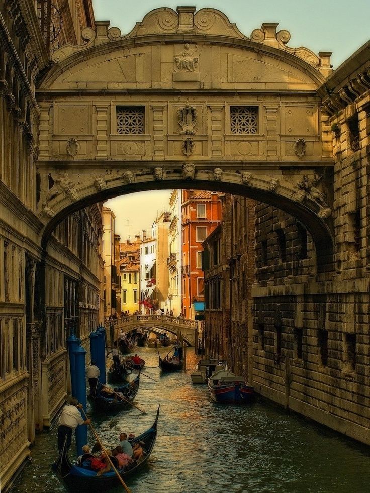 https://mdw-travel-data-us-east-1.s3.amazonaws.com/img/country/Italy/Bridge-of-Sighs/img_02.jpg
