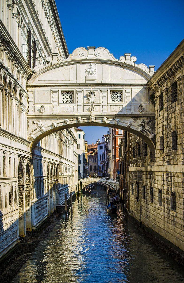 https://mdw-travel-data-us-east-1.s3.amazonaws.com/img/country/Italy/Bridge-of-Sighs/img_03.jpg