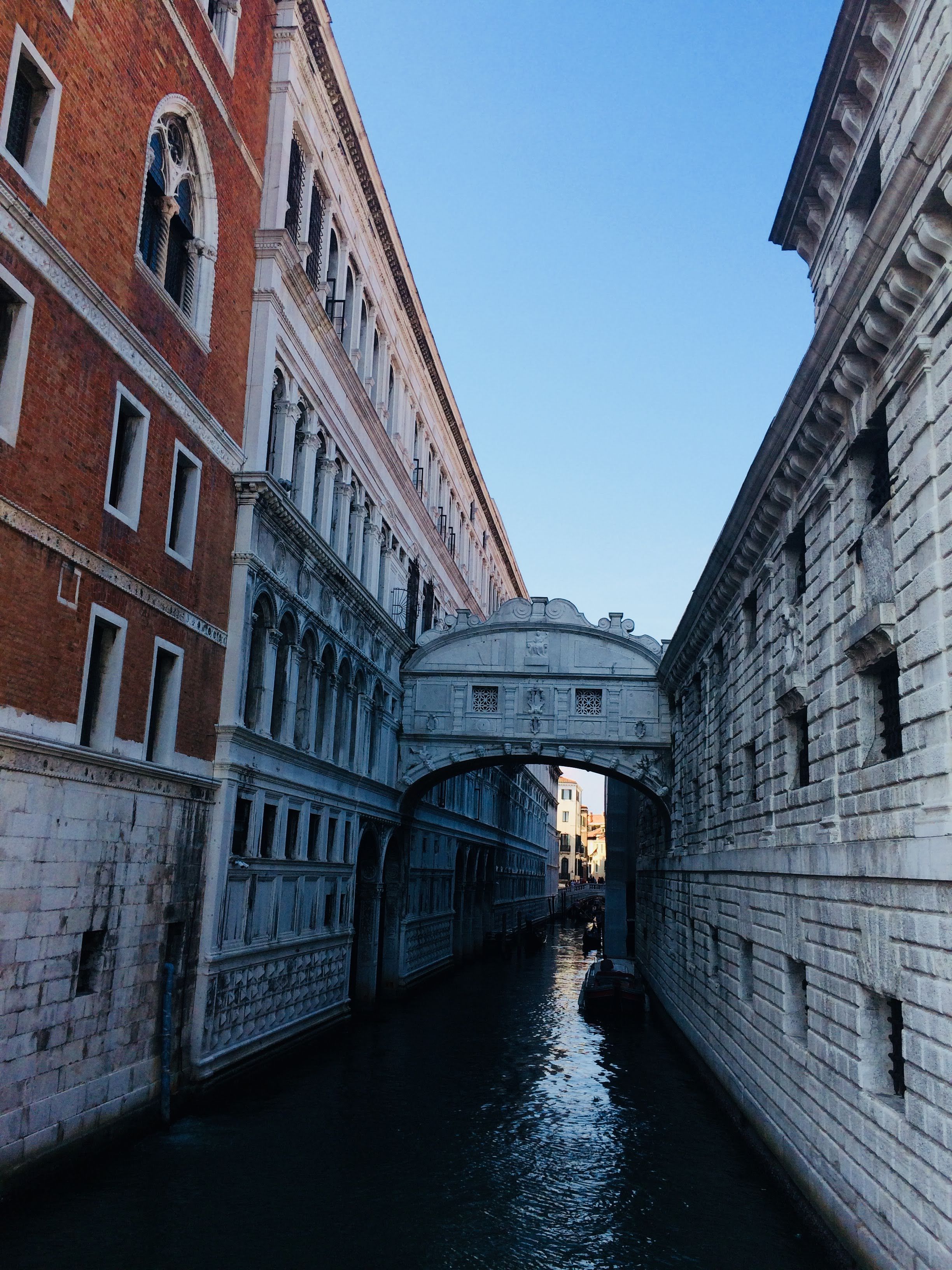 https://mdw-travel-data-us-east-1.s3.amazonaws.com/img/country/Italy/Bridge-of-Sighs/img_04.jpg