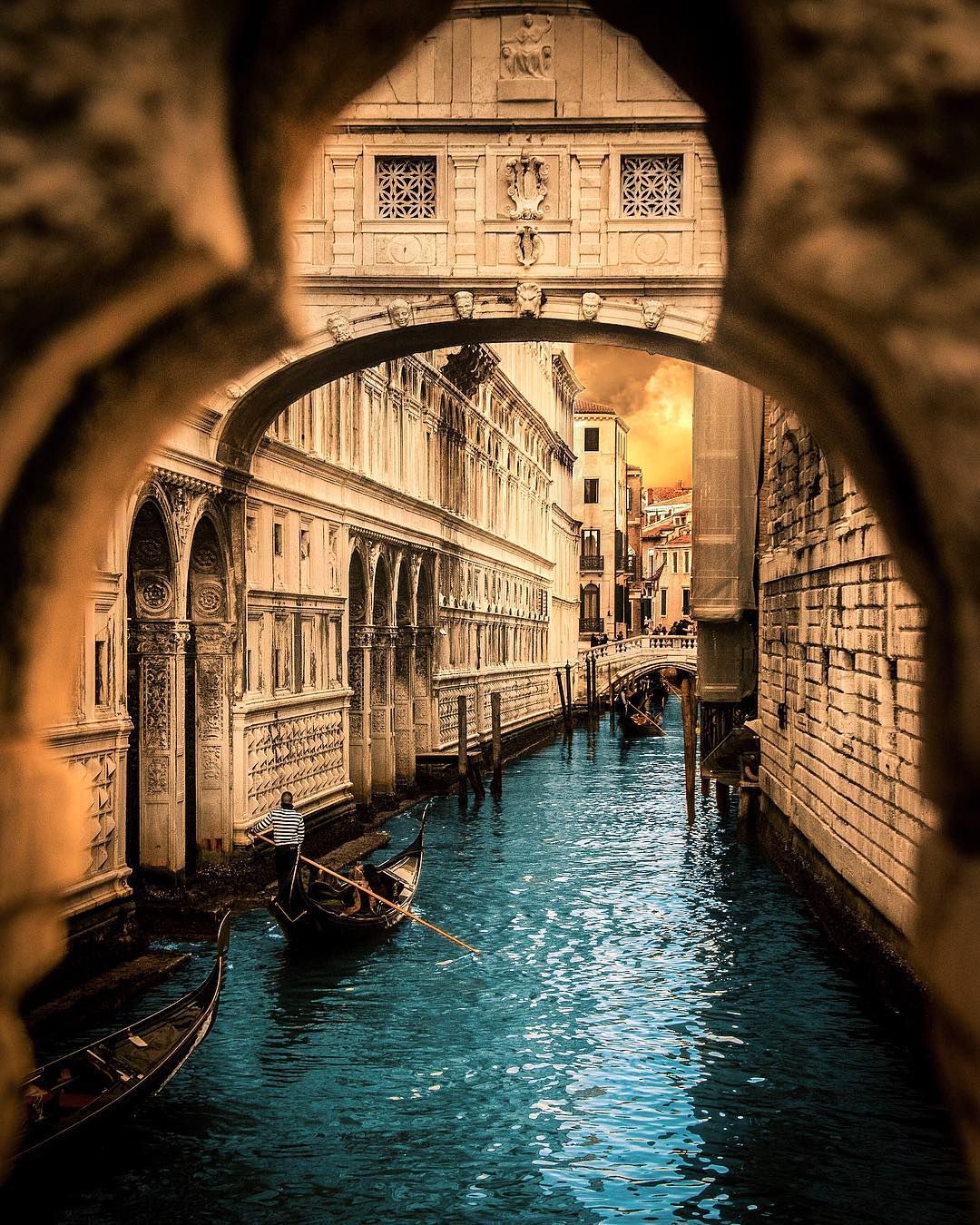 https://mdw-travel-data-us-east-1.s3.amazonaws.com/img/country/Italy/Bridge-of-Sighs/img_05.jpg