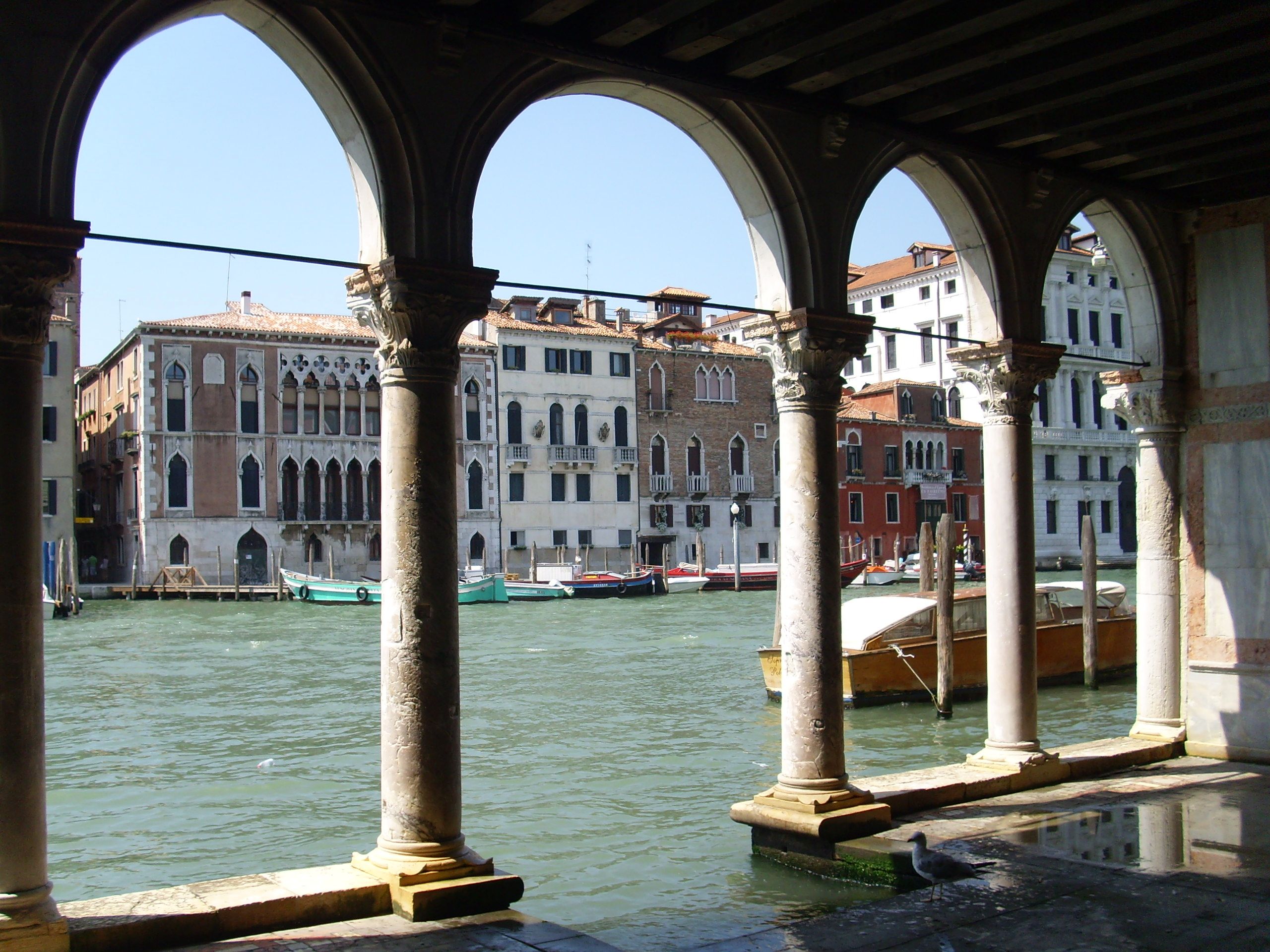 https://mdw-travel-data-us-east-1.s3.amazonaws.com/img/country/Italy/Ca-dOro/img_03.jpg