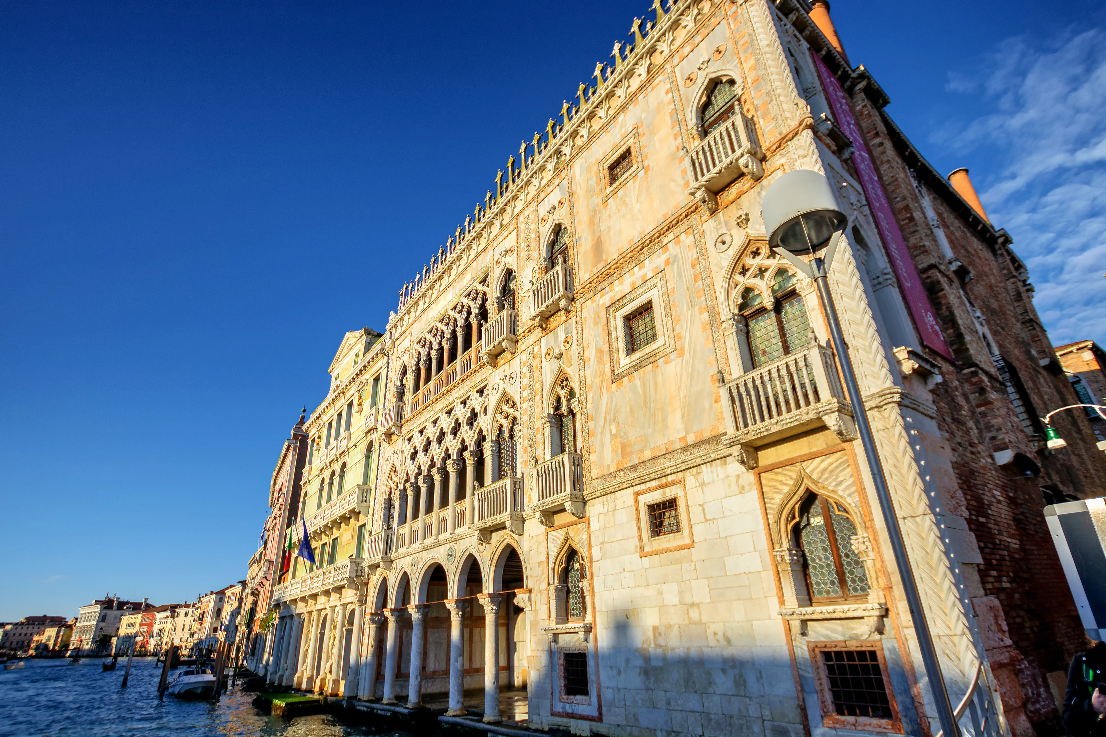 https://mdw-travel-data-us-east-1.s3.amazonaws.com/img/country/Italy/Ca-dOro/img_04.jpg
