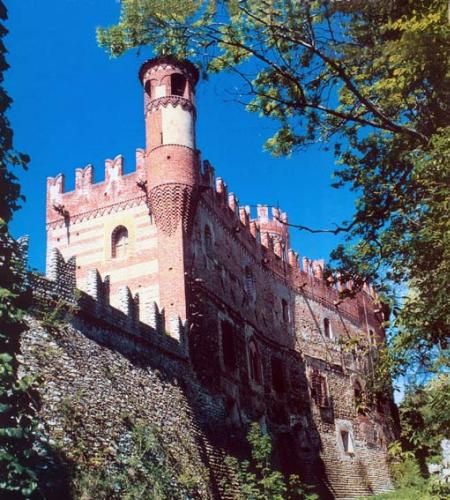 https://mdw-travel-data-us-east-1.s3.amazonaws.com/img/country/Italy/Candia-Canavese-Castle/img_01.jpg