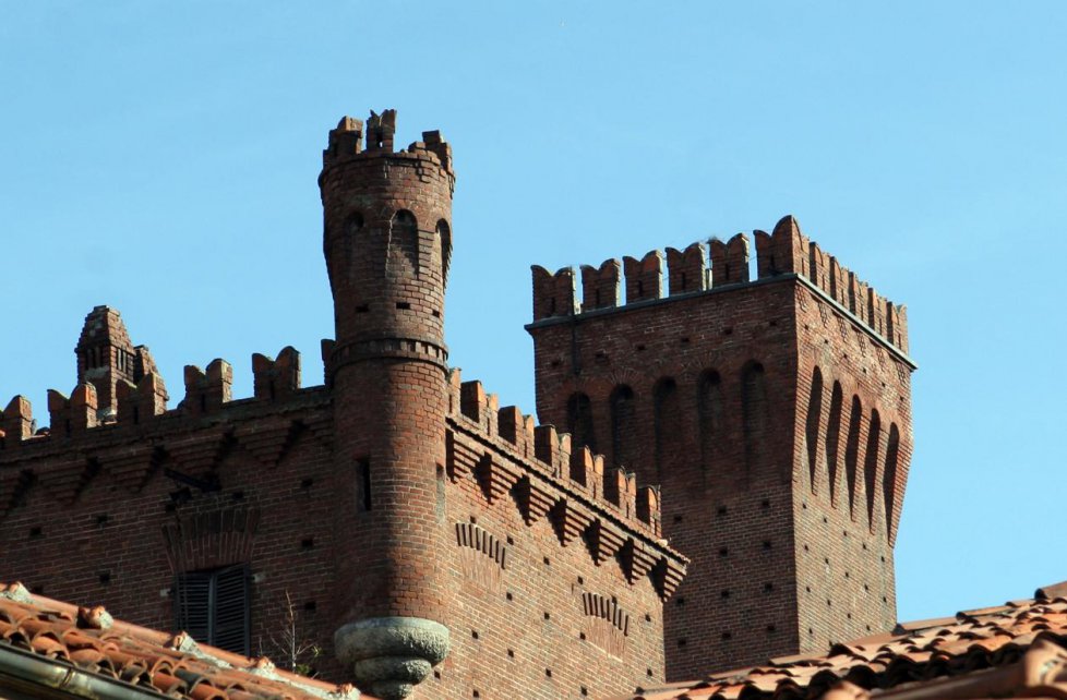 https://mdw-travel-data-us-east-1.s3.amazonaws.com/img/country/Italy/Candia-Canavese-Castle/img_02.jpg