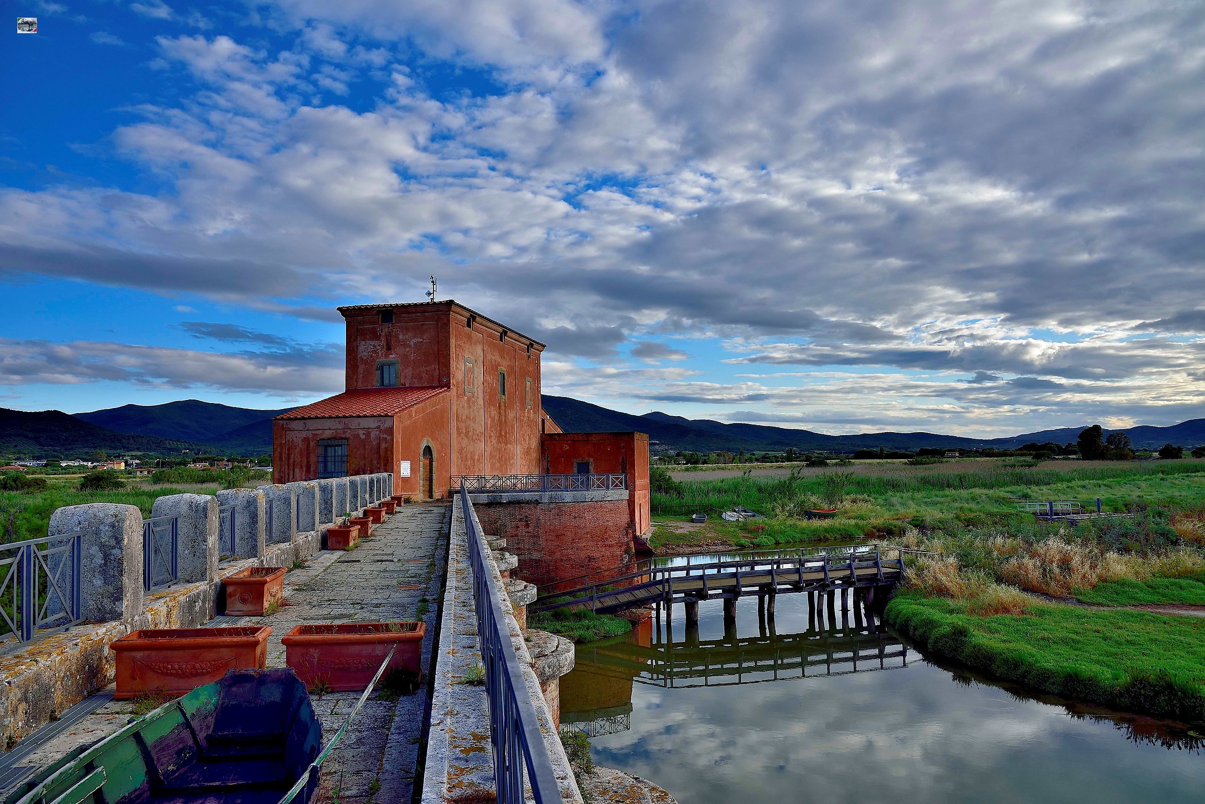 https://mdw-travel-data-us-east-1.s3.amazonaws.com/img/country/Italy/Casa-Rossa/img_02.jpg