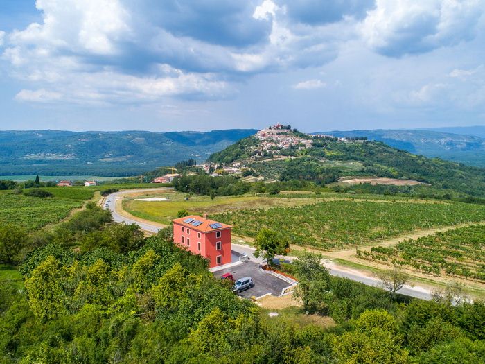 https://mdw-travel-data-us-east-1.s3.amazonaws.com/img/country/Italy/Casa-Rossa/img_03.jpg