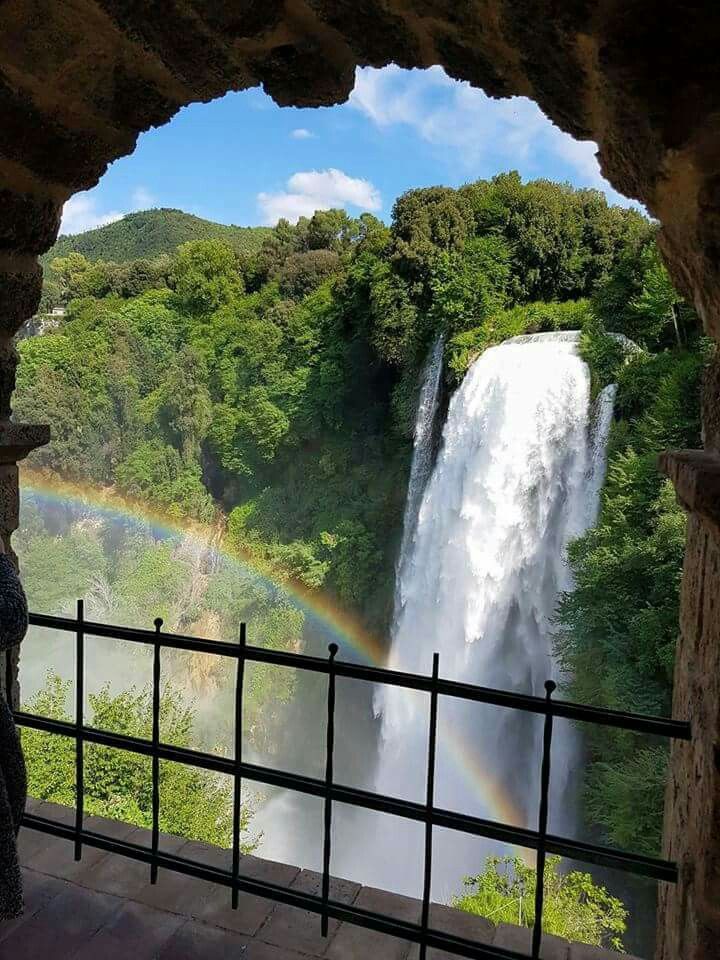 https://mdw-travel-data-us-east-1.s3.amazonaws.com/img/country/Italy/Cascata-delle-Marmore/img_02.jpg