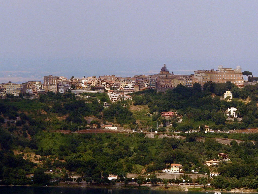 https://mdw-travel-data-us-east-1.s3.amazonaws.com/img/country/Italy/Castel-Gandolfo/img_03.jpg