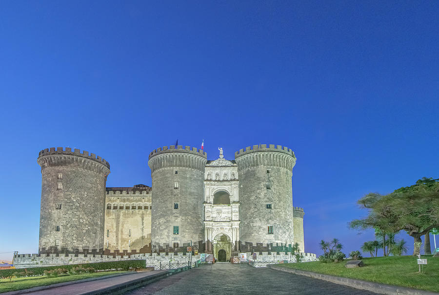 https://mdw-travel-data-us-east-1.s3.amazonaws.com/img/country/Italy/Castel-Nuovo/img_01.jpg