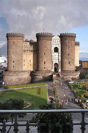 https://mdw-travel-data-us-east-1.s3.amazonaws.com/img/country/Italy/Castel-Nuovo/img_03.jpg