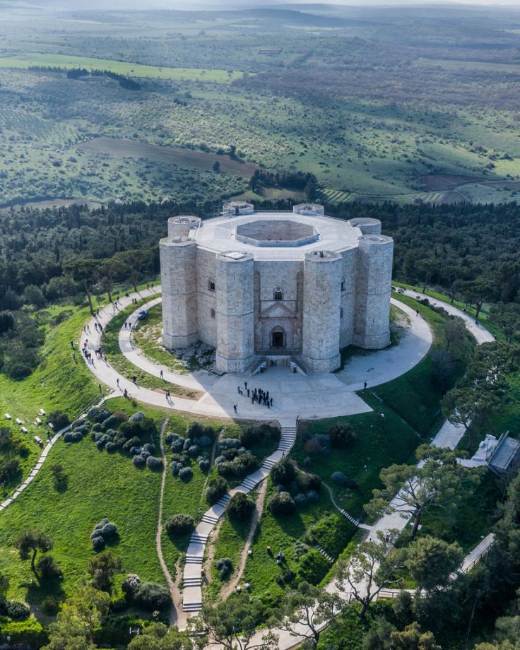 https://mdw-travel-data-us-east-1.s3.amazonaws.com/img/country/Italy/Castel-del-Monte/img_01.jpg