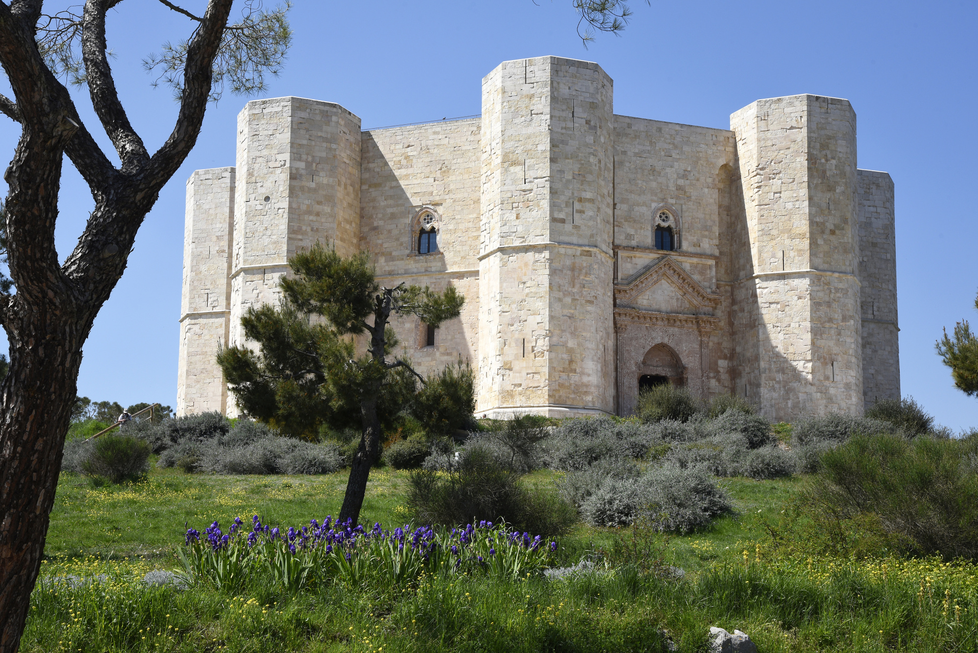 https://mdw-travel-data-us-east-1.s3.amazonaws.com/img/country/Italy/Castel-del-Monte/img_02.jpg