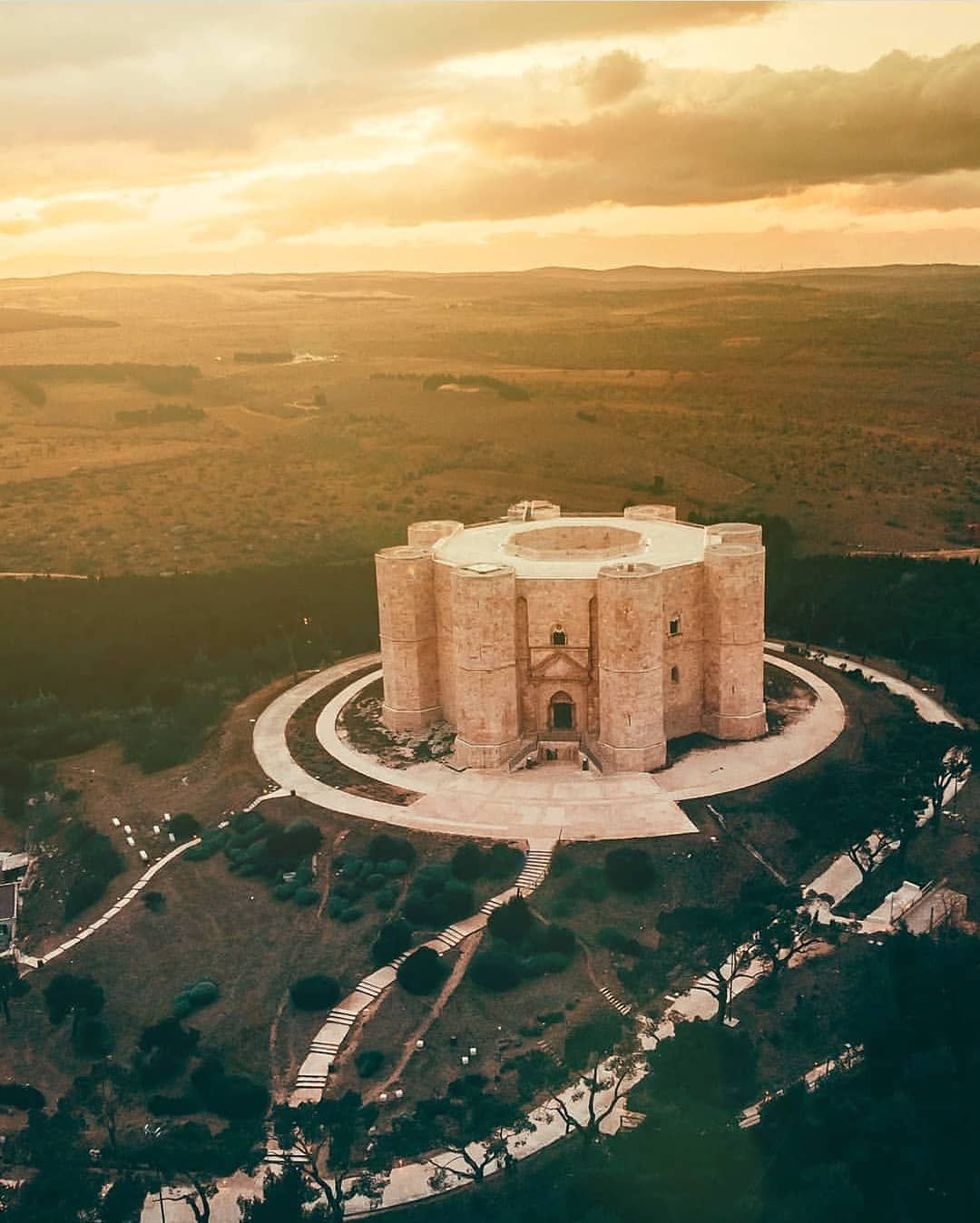 https://mdw-travel-data-us-east-1.s3.amazonaws.com/img/country/Italy/Castel-del-Monte/img_03.jpg