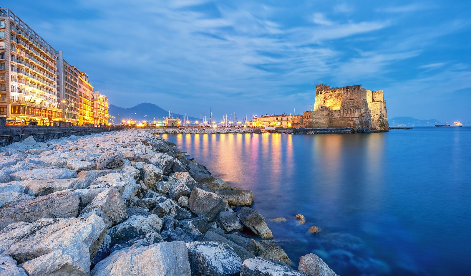 https://mdw-travel-data-us-east-1.s3.amazonaws.com/img/country/Italy/Castel-dellOvo/img_01.jpg